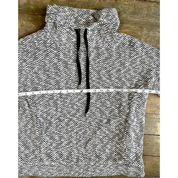 Forever21 Black and White Chevron Houndstooth Cowl
Neck Sweater Women size small - Picture 8 of 9